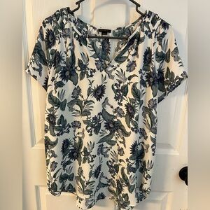 Ann Taylor Floral Blouse Short Sleeve Women’s Medium Blue and White